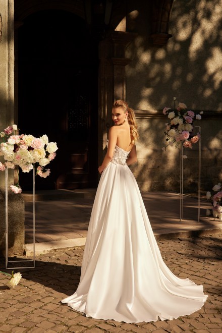https://www.sposa-lia.com/images/stories/virtuemart/product/4) Frida.jpg